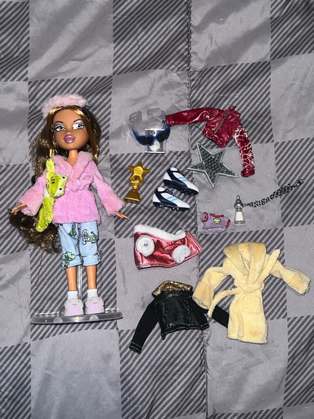 Bratz Repo Yasmin Slumber Party and Accessories W/ Clothes (RESERVED)